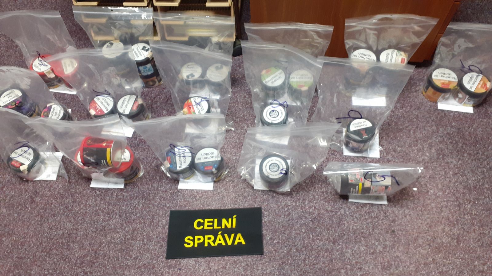 Karlovy Vary: Celníci zajistili téměř 12 kg nezdaněného tabáku do vodních dýmek