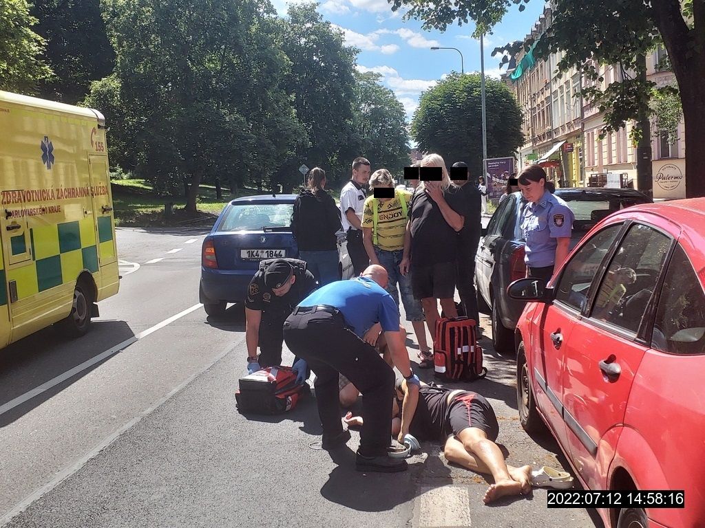 Karlovy Vary: Nehoda u služebny městské policie