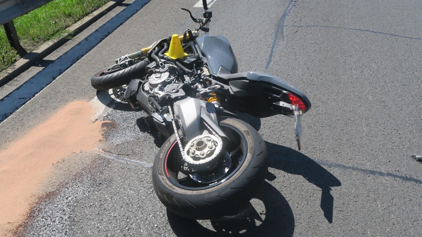 Karlovy Vary: Řidič motocyklu utrpěl zranění neslučitelná se životem
