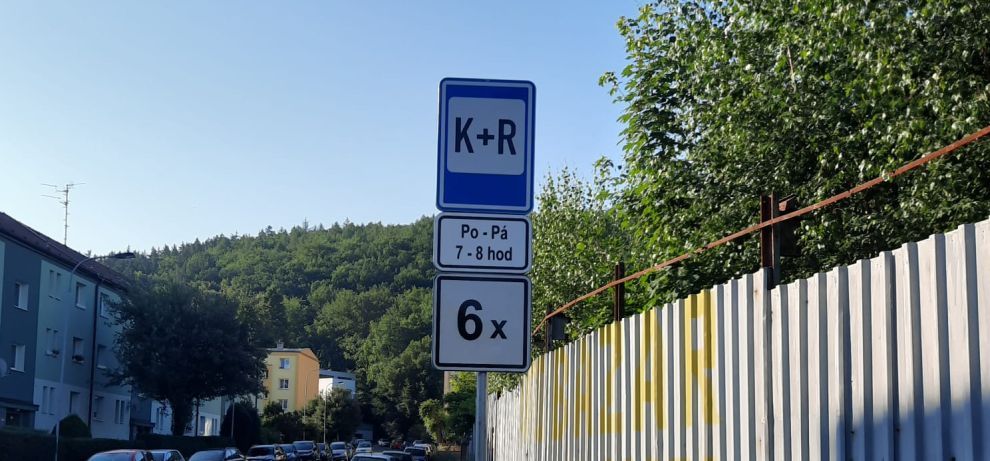 Karlovy Vary: U školy v Tuhnicích byla vytvořena parkovací stání K+R