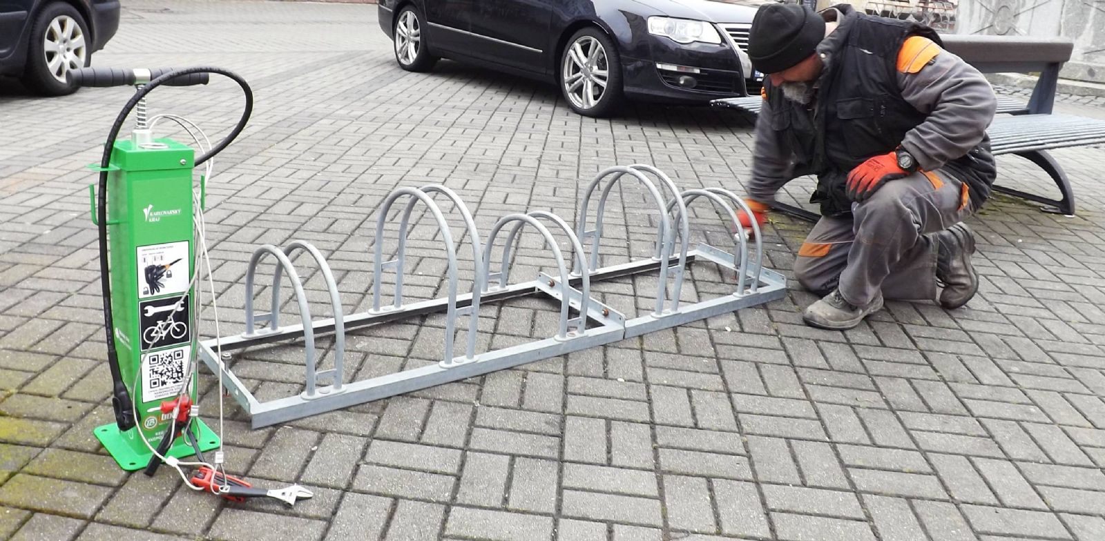 Sokolov: Nejen cyklisté mohou využít nové servisní stojany