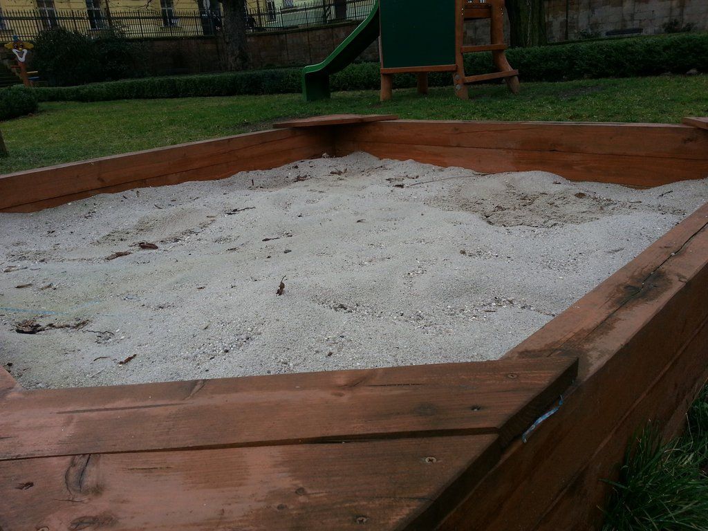 Občané plzeňského centrálního obvodu rozhodnou o barvě písku v dětských pískovištích 