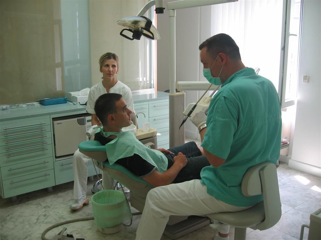 Zubní klinice v Plzni chybějí lékaři a musí omezit péči