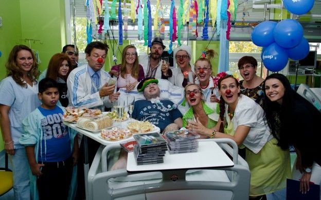 Zdravotní klauni se loučili s osmnáctiletým pacientem FN Bory Sašou