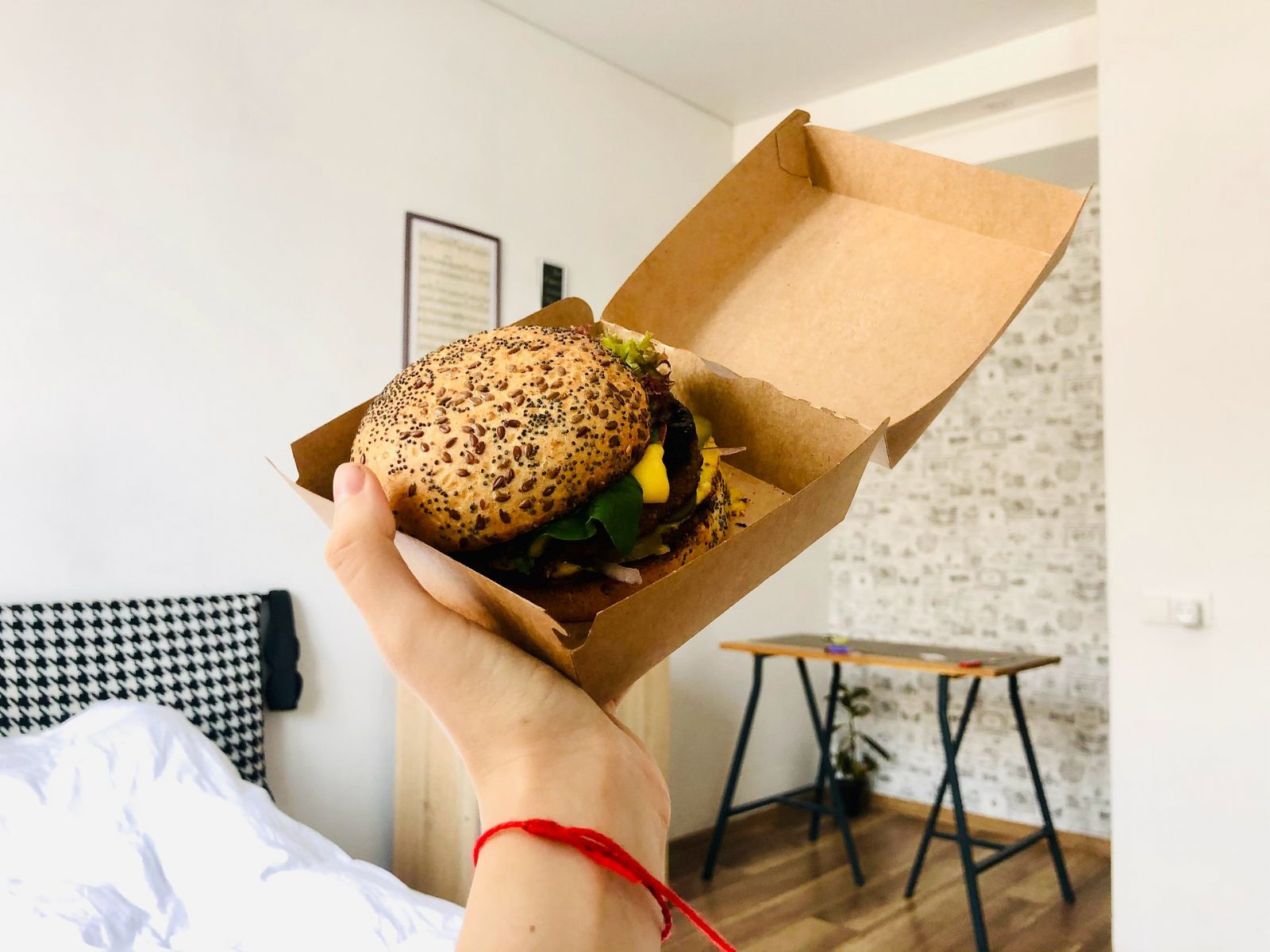 Jídlo z restaurací si online objednává o polovinu více lidí než loni