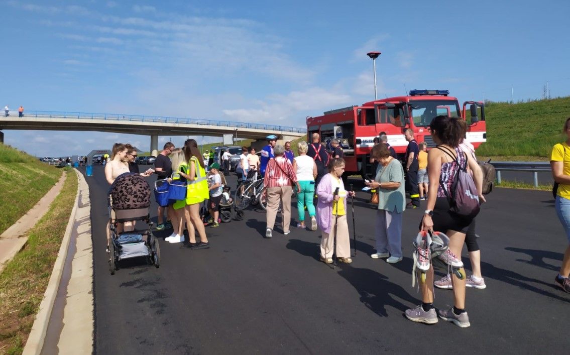 Lidé si vyzkoušeli dálnici u Lubence, autům se nový úsek D6 otevře 31. srpna