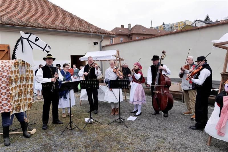 Masopust v Třebíči: Tradiční masky, tanec a chutě na Šmeralově statku