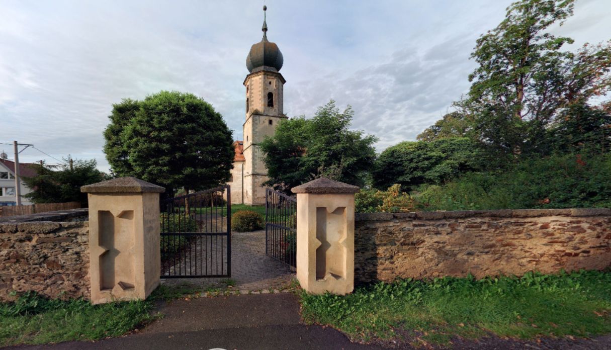 Dřenice: Kostel včetně památníku letcům 1. světové války je na prodej