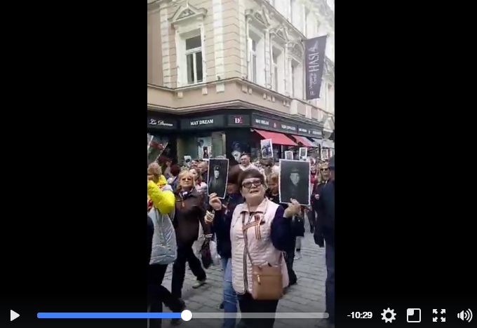Karlovy Vary: Je to ruská provokace, zlobí se Jiří Kotek a ukazuje video z pochodu městem