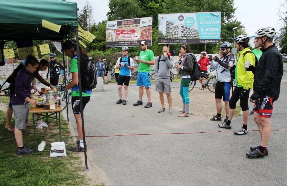 Cyklisté si pochutnali na bábovce i domácím chlebu