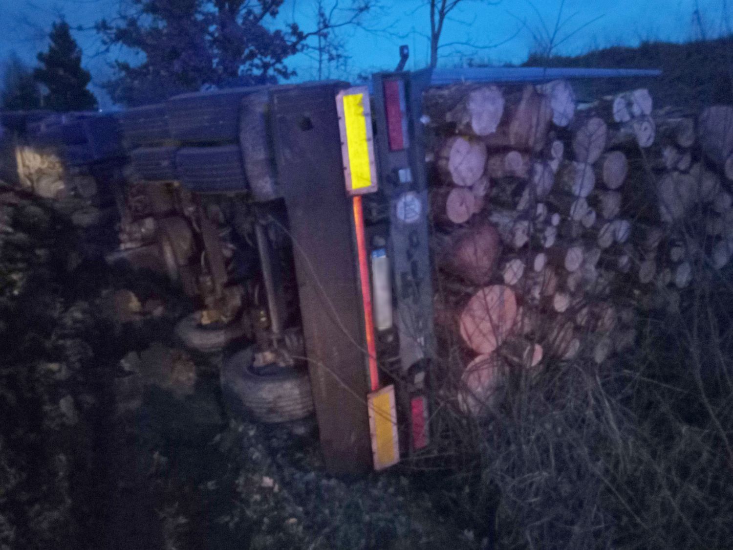 Cheb: Kamion převážející dřevo se převrátil na bok
