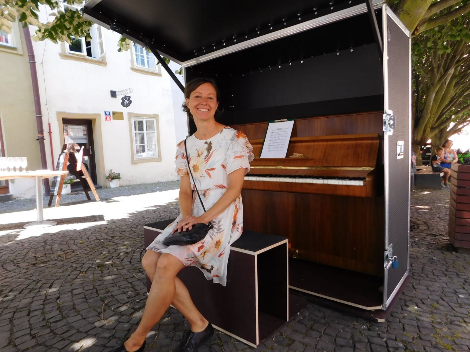 Cheb: Náměstí zdobí piano