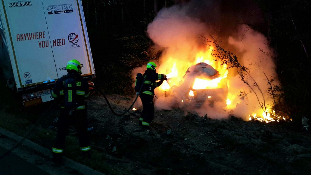 Cheb, Pomezí: V havarovaném vozidle uhořel řidič