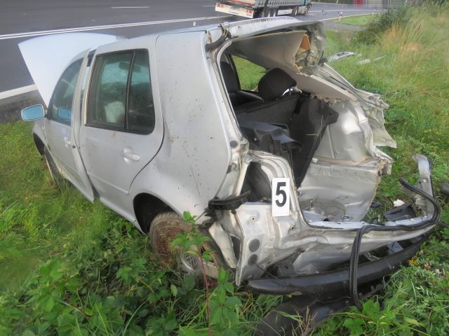 Dolní Žandov: Řidička po střetu s kancem narazila do nákladního vozidla