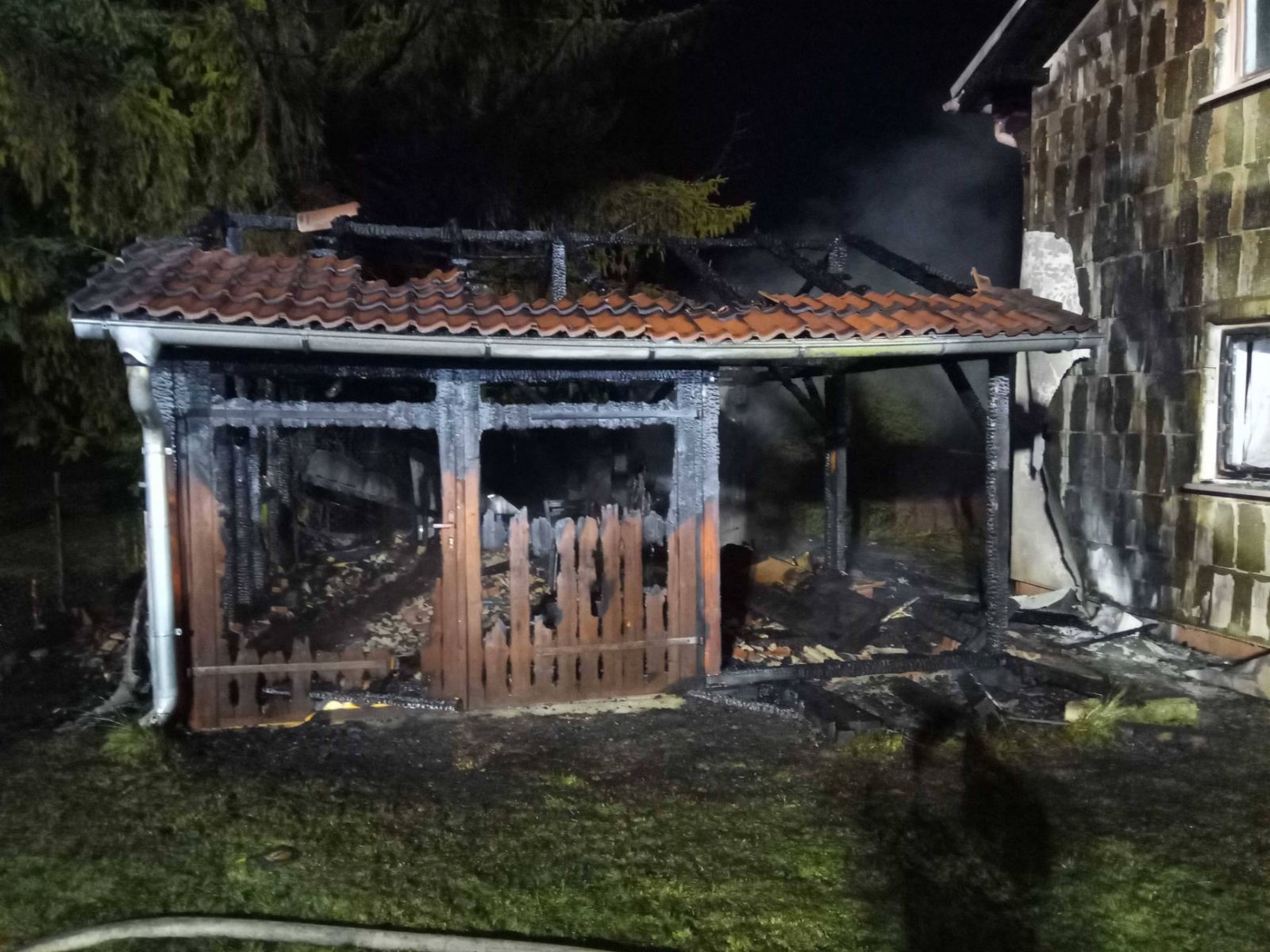 Drmoul: Požár garáže se rozšířil i na rodinný dům