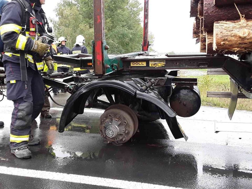 Drmoul: U požáru nákladního vozidla zasahovaly čtyři jednotky hasičů
