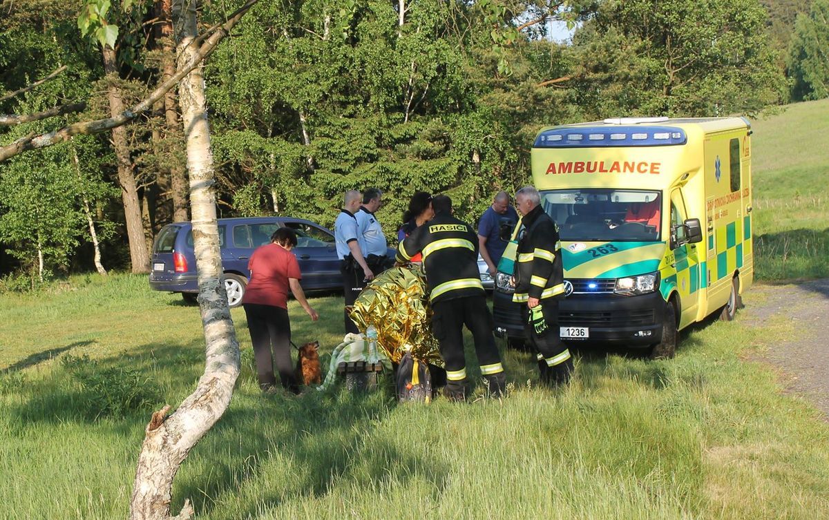 Horní Slavkov: Žena uvízla v rašeliništi. Zachránili ji hasiči 