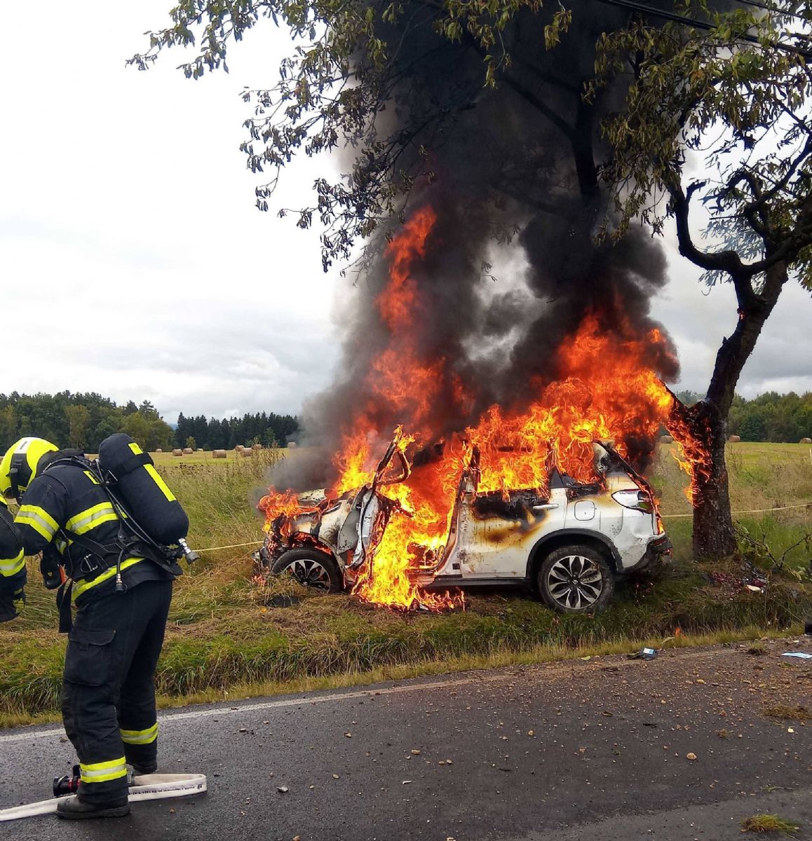 Josefov: Osobní vozidlo po nárazu do stromu začalo hořet