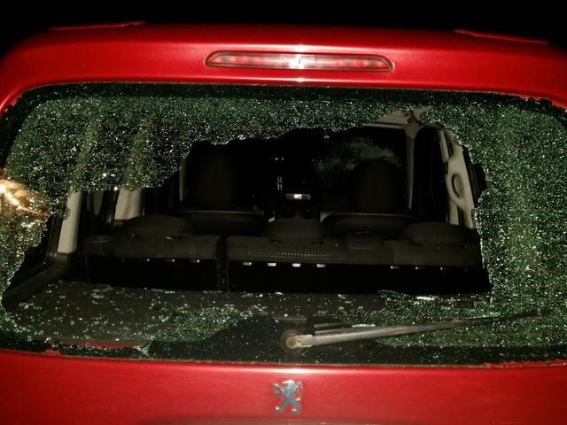 Karlovarsko: Kladivem rozbil okna u domu i vozidla