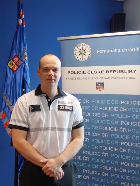 Karlovarsko: Policista zachránil muže, který chtěl skočit z mostu