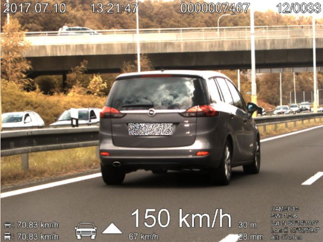 Karlovarsko: Řidička předjela policejní vozidlo s radarem