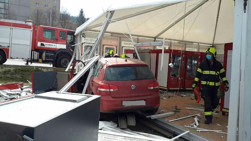 Karlovy Vary: Osobní vozidlo narazilo do stanu
