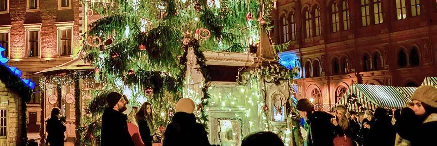 Karlovy Vary: Město rozsvítí vánoční strom a vyzdobí centrum