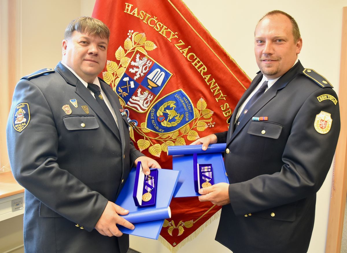 Krajský ředitel hasičů ocenil dva velitele dobrovolných jednotek