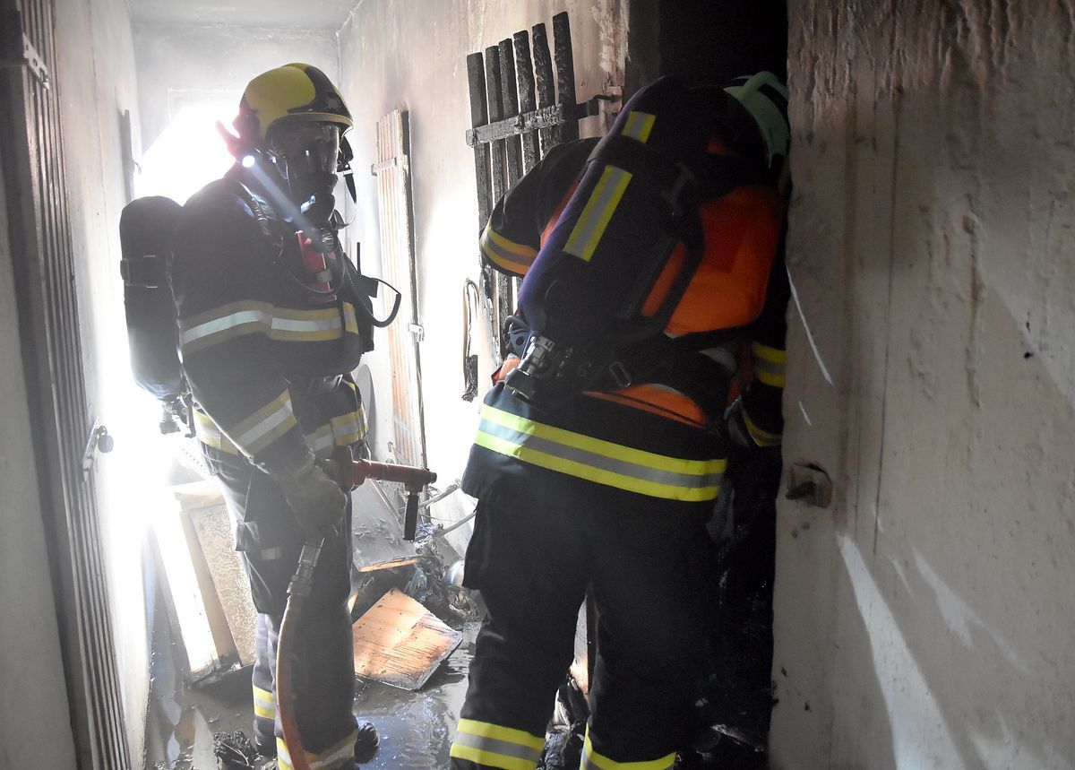 Oloví: Požár sklepa. Někteří obyvatelé domu museli být evakuováni hasiči