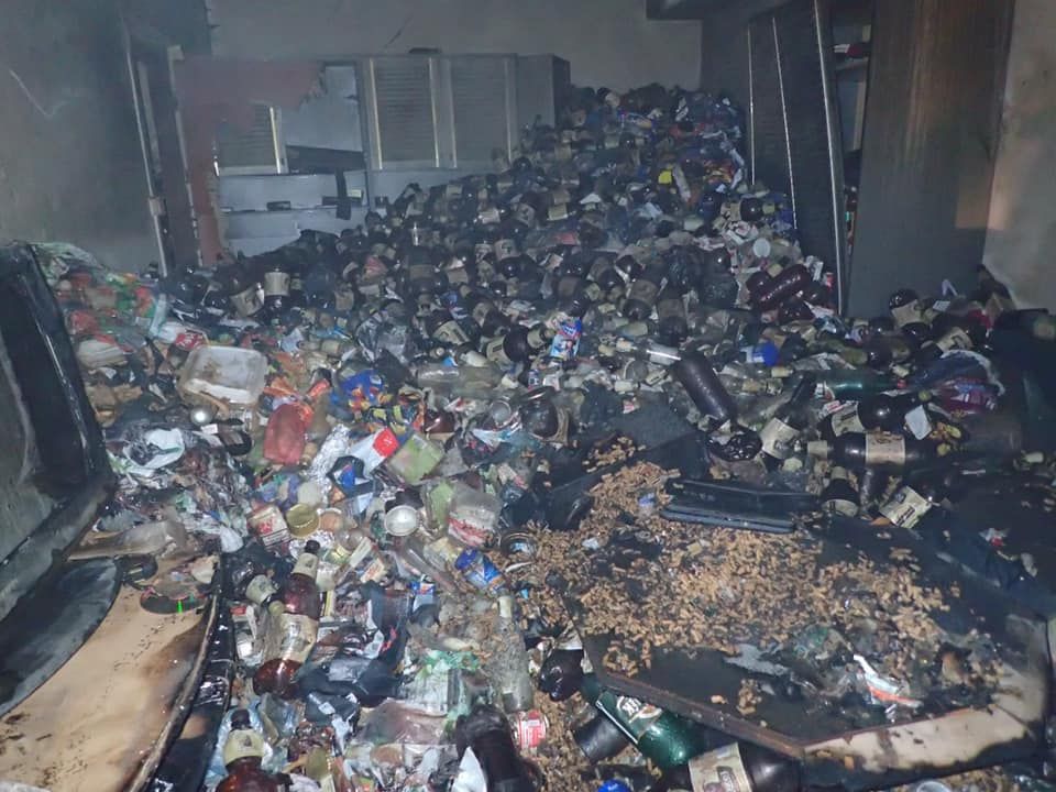Ostrov: Hasiči likvidovali požár nahromážděného odpadu v bytě
