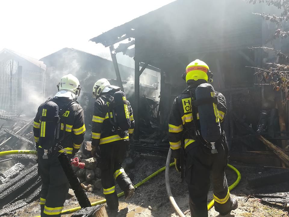 Region: Hasiči dnes zasahovali u požáru rodinného domu, neuhašeného ohniště či suché trávy