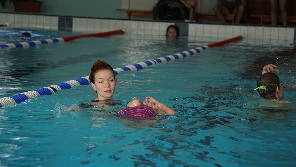 Bazény v Plzeňském kraji jsou plné, školáci dohánějí plavání