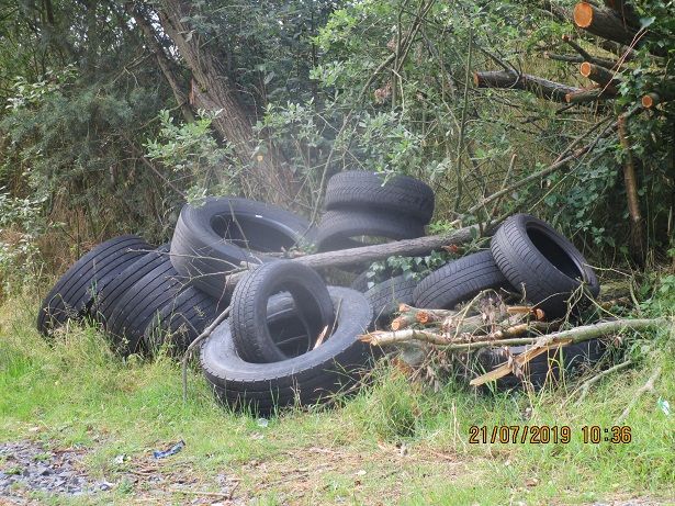 Střížov: U obce bylo nalezeno větší množství odhozených pneumatik