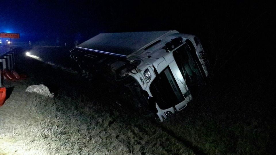 Velká Hleďsebe: Při nehodě kamionu došlo k úniku provozních kapalin
