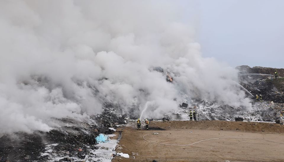 Vintířov: Třináct jednotek hasičů likviduje požár skládky