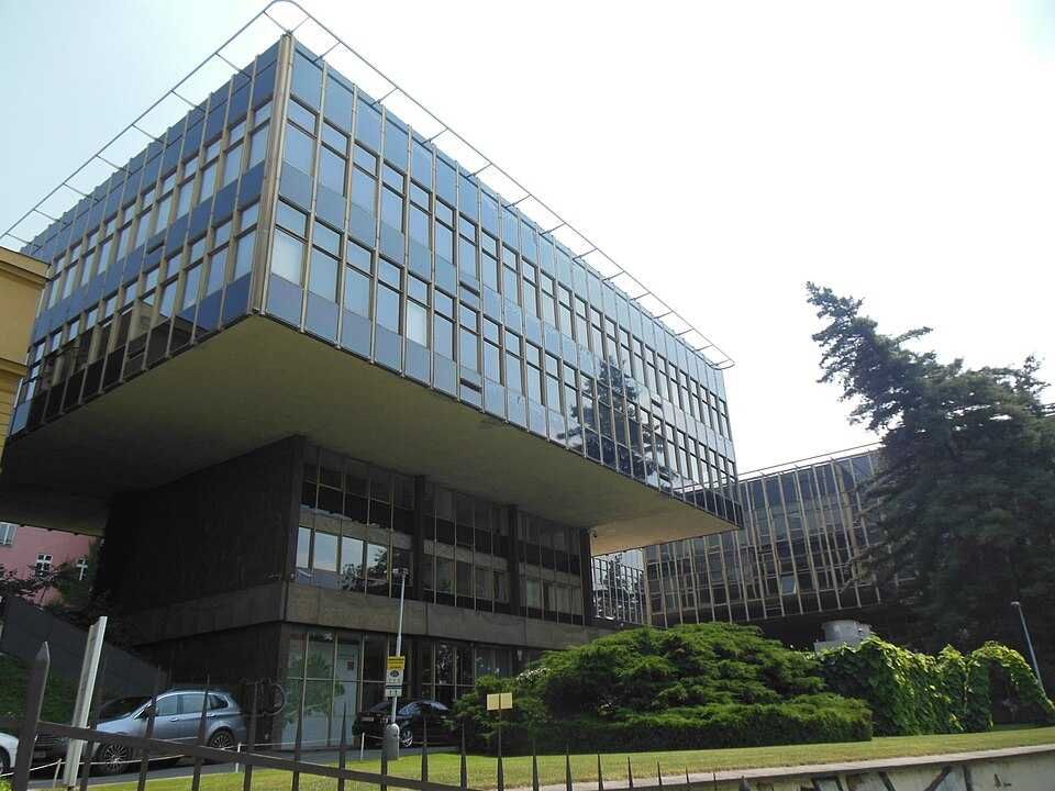 Praha získala 320 milionů na záchranu Pragerových kostek v Emauzích