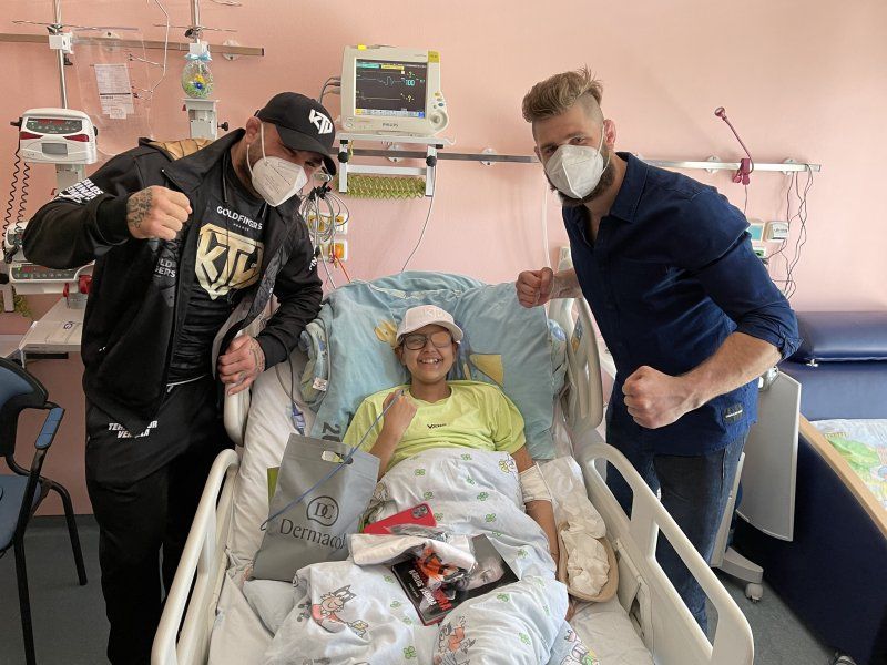 Za nemocnými dětmi přišli zápasníci MMA, na několik oddělení přinesli dárečky, onkologicky nemocným předali finanční šek