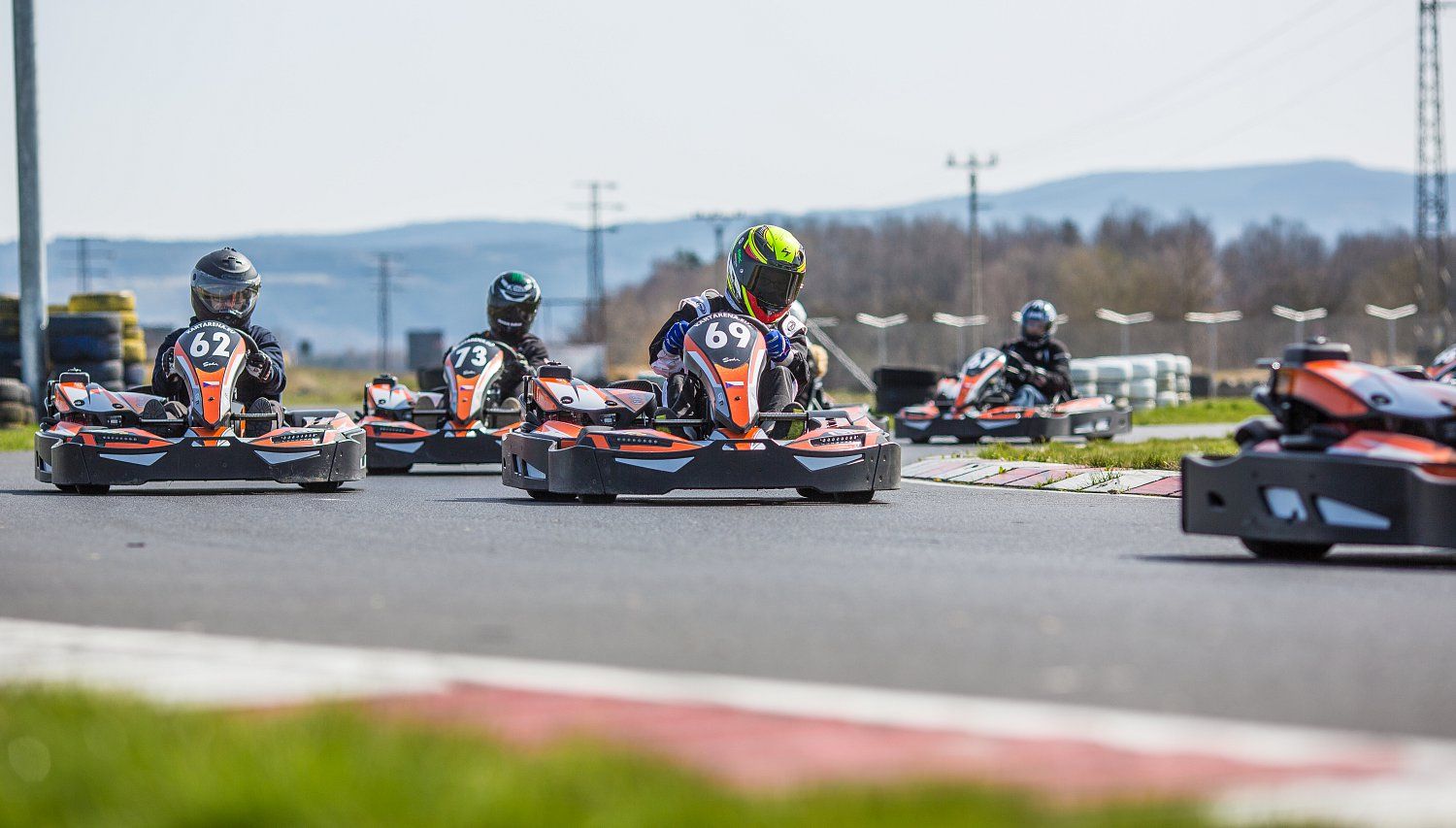 Potřebujete si vyčistit hlavu? Odreagujte se na motokárách a dalších atrakcích v zábavním centru FUN arena Cheb