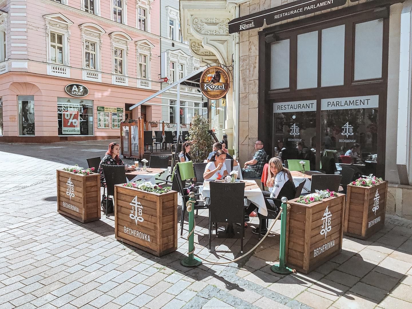 Zavedená restaurace Parlament v centru Karlových Varů vás zaujme svou pohodovou atmosférou a skvělým jídlem!