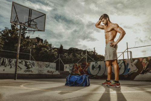 Proč při sportu vznikají svalové křeče? Povrch hřiště může být klíčovým viníkem