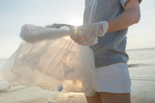 35+ každodenních věcí, které obsahují plast a jaké použít alternativy
