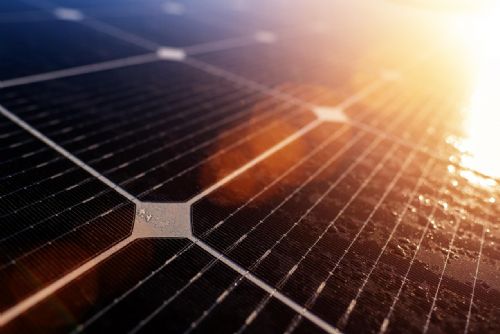 Solární elektrárna s virtuální baterií: vyplatí se investice do „úložiště v síti“?