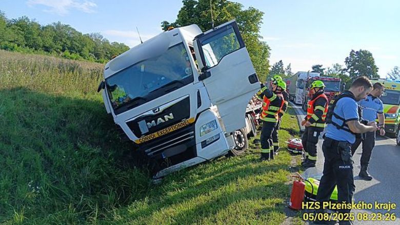 Řidič kamionu s betonovými panely zkolaboval u Chotěšova