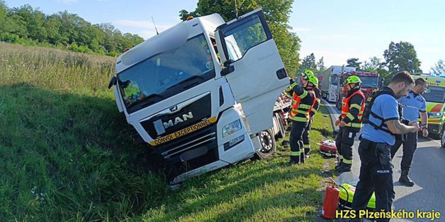 Řidič kamionu s betonovými panely zkolaboval u Chotěšova