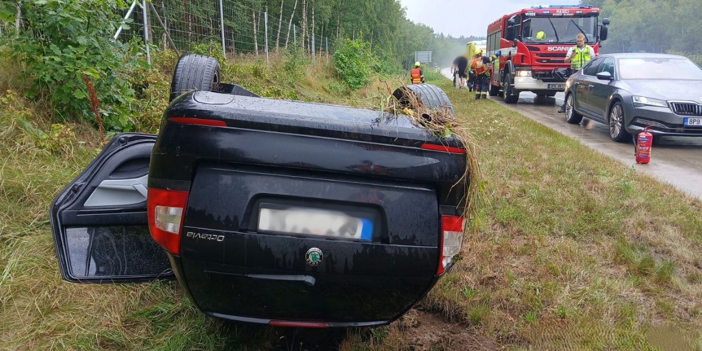 Opilý řidič na D5 poslal škodovku na střechu