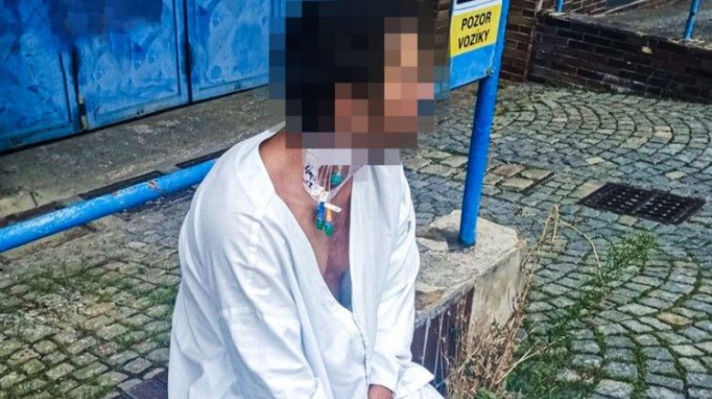 Odskočil si z nemocnice, z krku mu přitom čouhaly hadičky