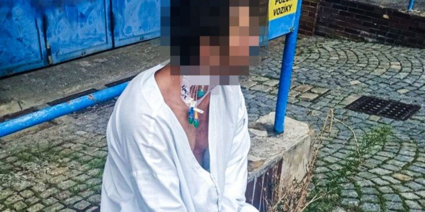 Odskočil si z nemocnice, z krku mu přitom čouhaly hadičky