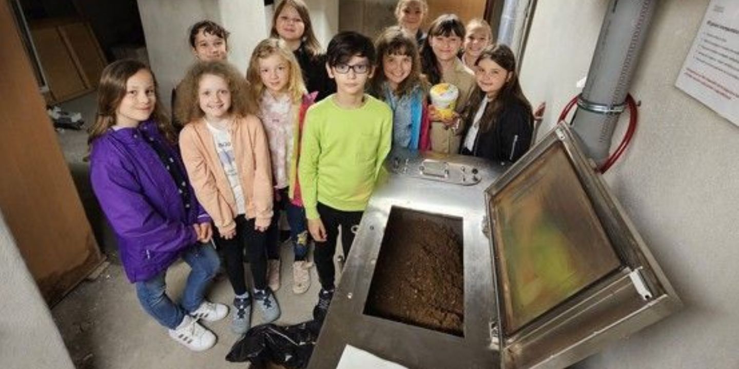 Plzeňská škola mění odpad na hnojivo díky elektrickému kompostéru