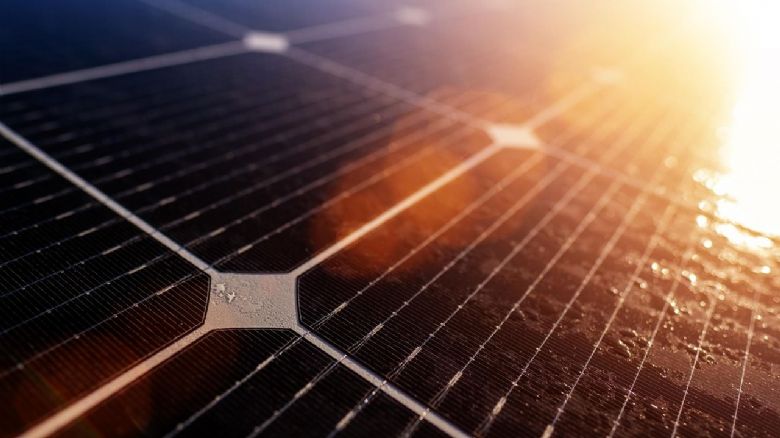 Solární elektrárna s virtuální baterií: vyplatí se investice do „úložiště v síti“?
