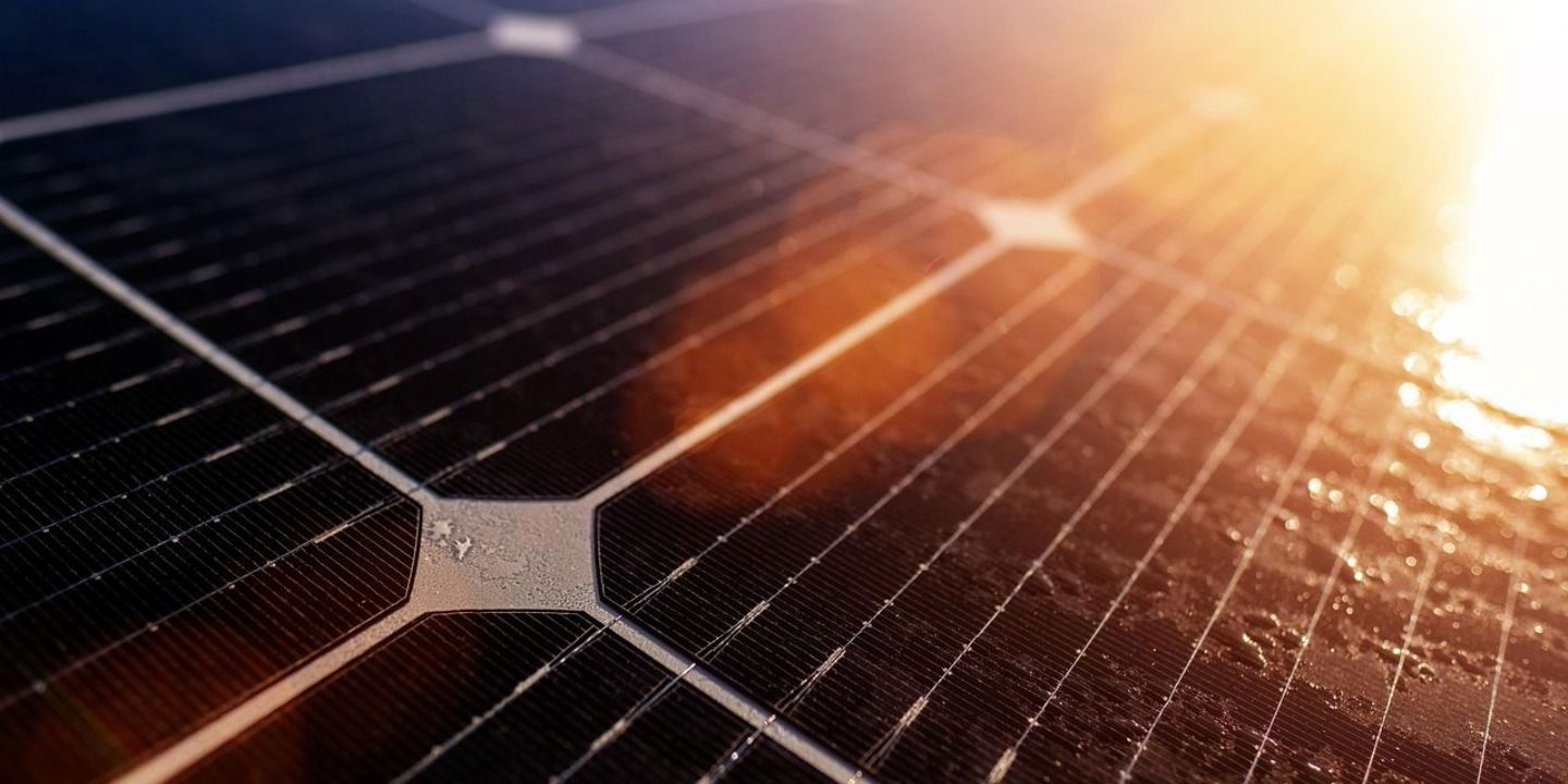 Solární elektrárna s virtuální baterií: vyplatí se investice do „úložiště v síti“?